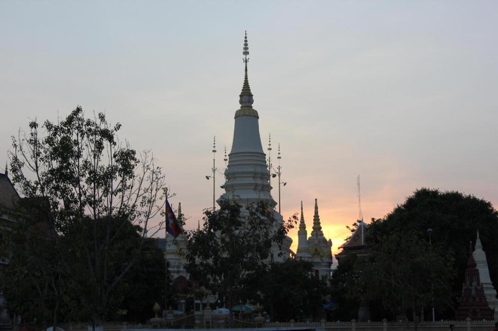 Le President Hotel Phnom Penh Exteriör bild