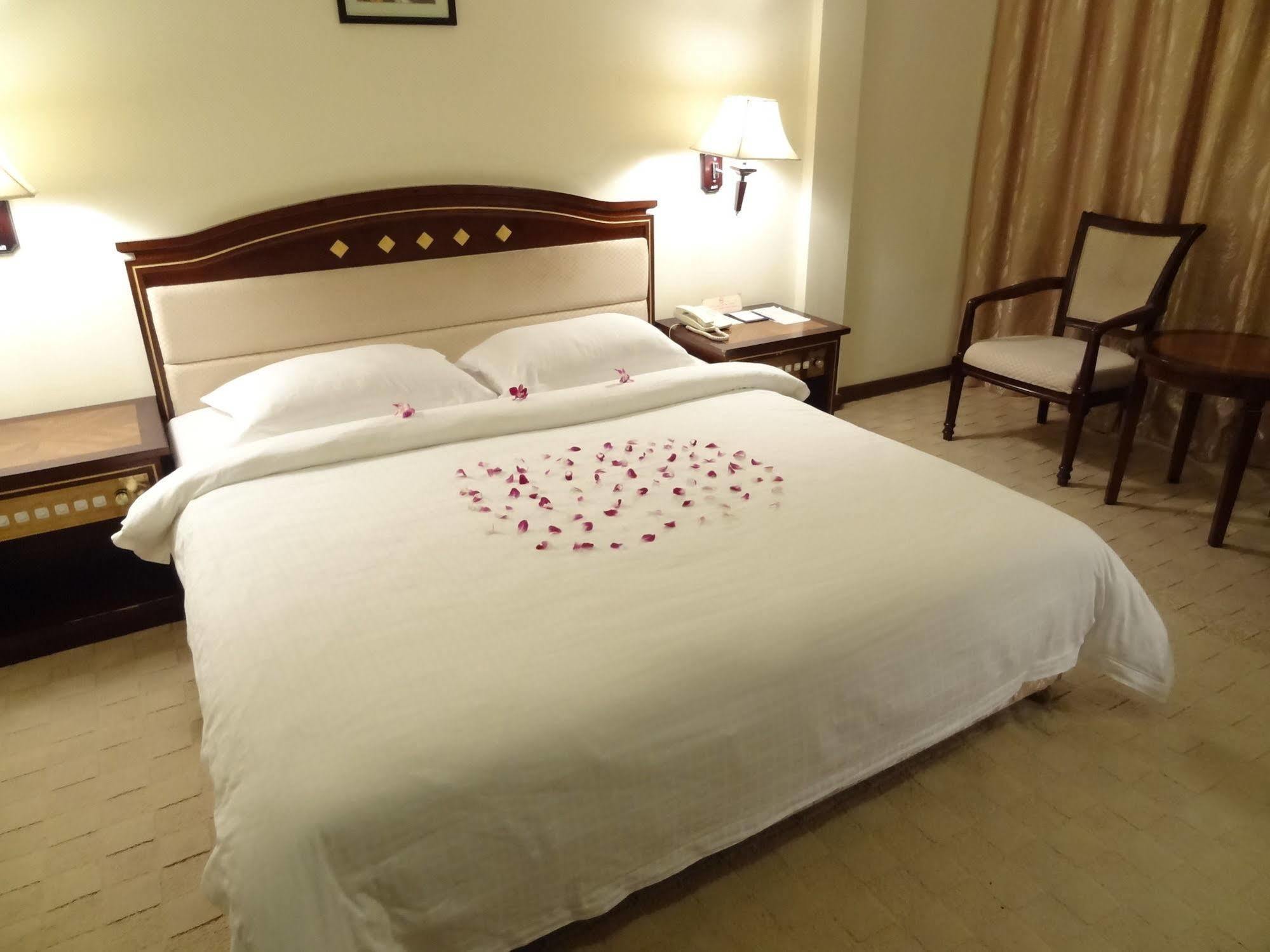 Le President Hotel Phnom Penh Exteriör bild